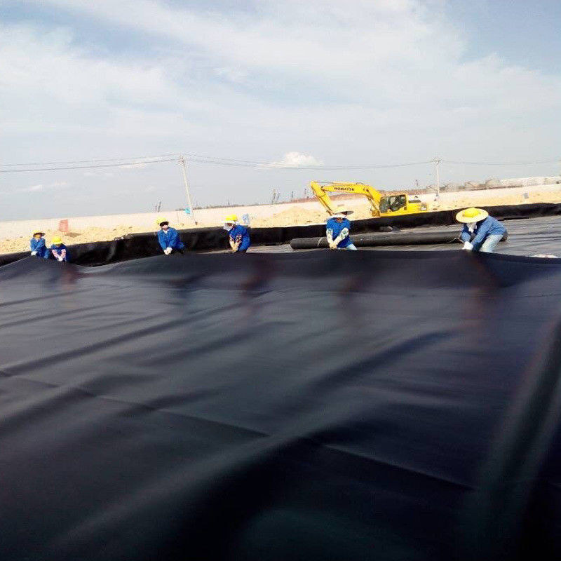 टिकाऊ ब्लैक एचडीपीई जियोमेम्ब्रेन तालाब लाइनर 0.5 मिमी ₹2.0 मिमी सर्कुलर मछली टैंक, जलीय कृषि तालाबों, जल भंडारण जलाशयों और बांध जलरोधक अनुप्रयोगों के लिए