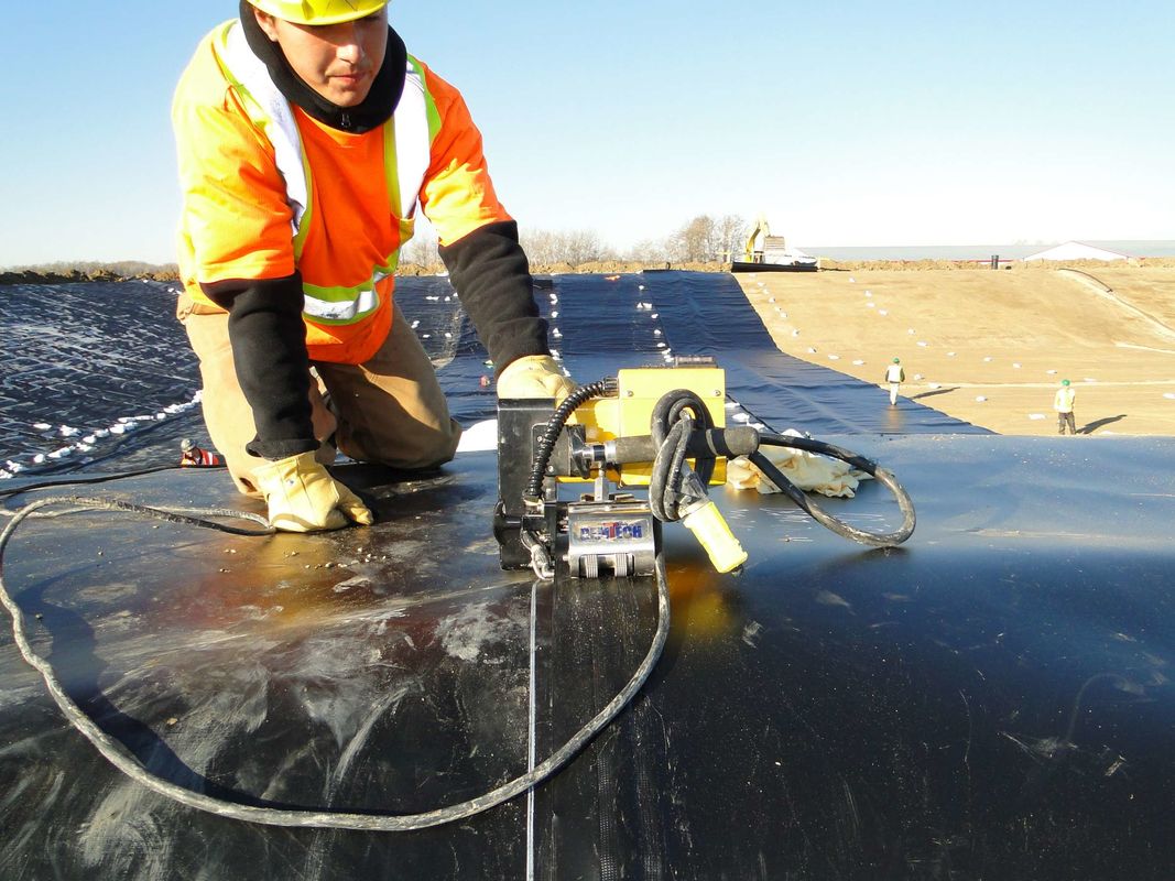 मछली पालन के लिए टिकाऊ एचडीपीई जियोमेम्ब्रेन लाइनर जलीय कृषि टैंकों, तालाबों और जल जलाशयों के लिए जलरोधक प्लास्टिक तालाब लाइनर