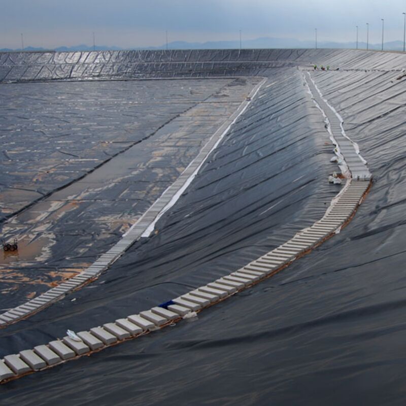 मछली फार्म तालाब लाइनर वॉटरप्रूफिंग अनुप्रयोगों बांध लैंडफिल के लिए 0.75 मिमी एचडीपीई औद्योगिक भू-झिल्ली
