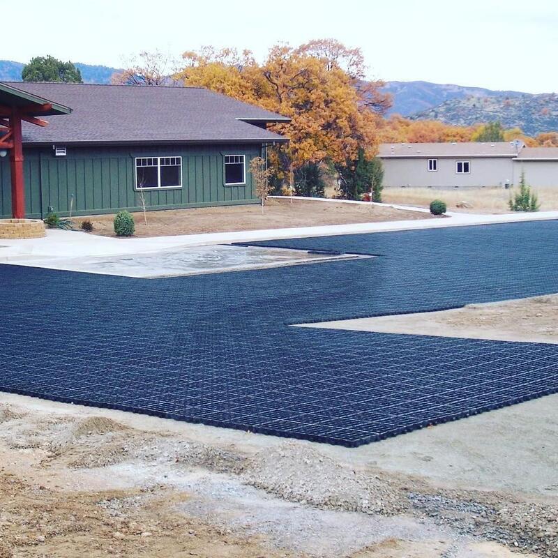 घास फुटपाथ पार्किंग स्थल ढलान कटाव नियंत्रण मिट्टी स्थिरीकरण बजरी पेवर्स और भूनिर्माण प्लास्टिक घास ग्रिड के लिए एचडीपीई प्लास्टिक घास ग्रिड