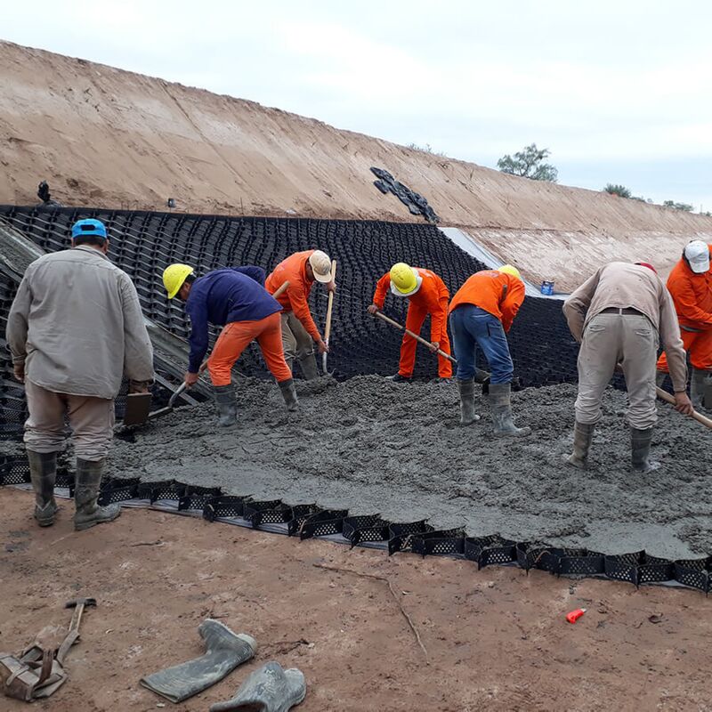 एचडीपीई जियोसेल प्लास्टिक ड्राइववे बजरी एचडीपीई जियोसेल सड़क सुदृढ़ीकरण के लिए सड़क में मिट्टी नियंत्रण ढलान संरक्षण कटाव नियंत्रण बजरी राजमार्ग